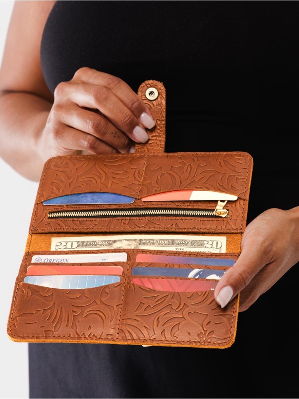 Portland Leather Meadow Women’s Bifold Embossed Floral Snap Wallet - Picture 2 of 8